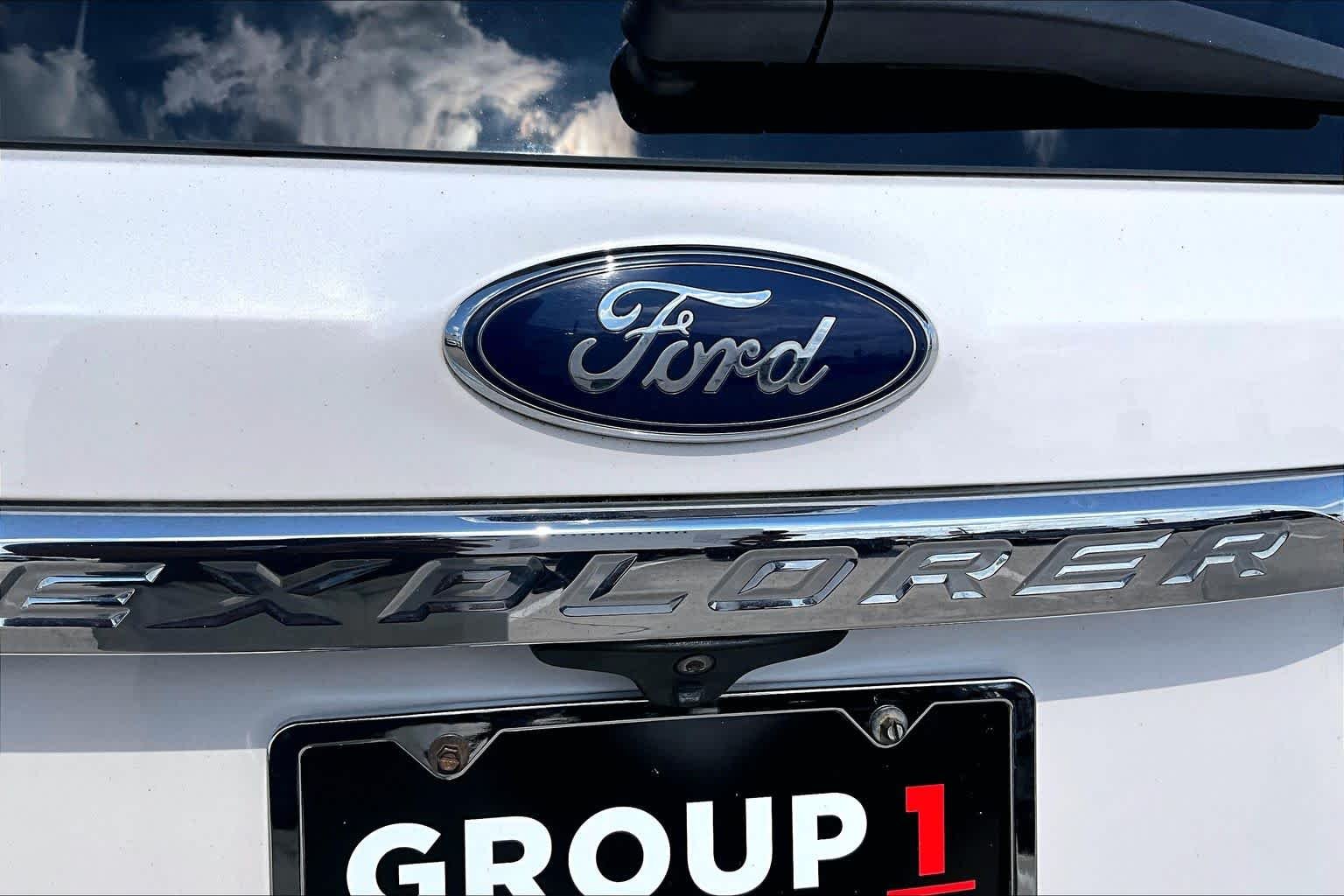 Used 2017 White Platinum Metallic Tri-Coat Ford XLT image 31
