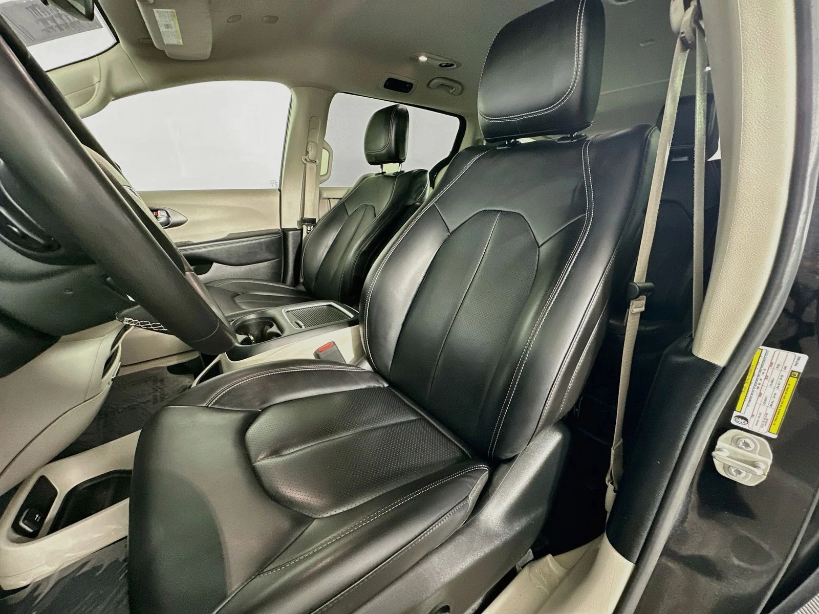 Used 2023 Brilliant Black Crystal Pearlcoat Chrysler Touring L image 21