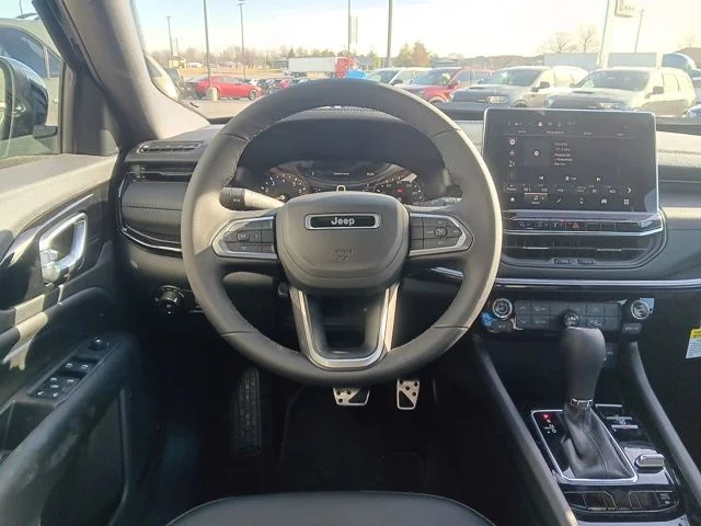 New 2026 Diamond Black Crystal Pearl-Coat Exterior Paint Jeep Latitude image 14