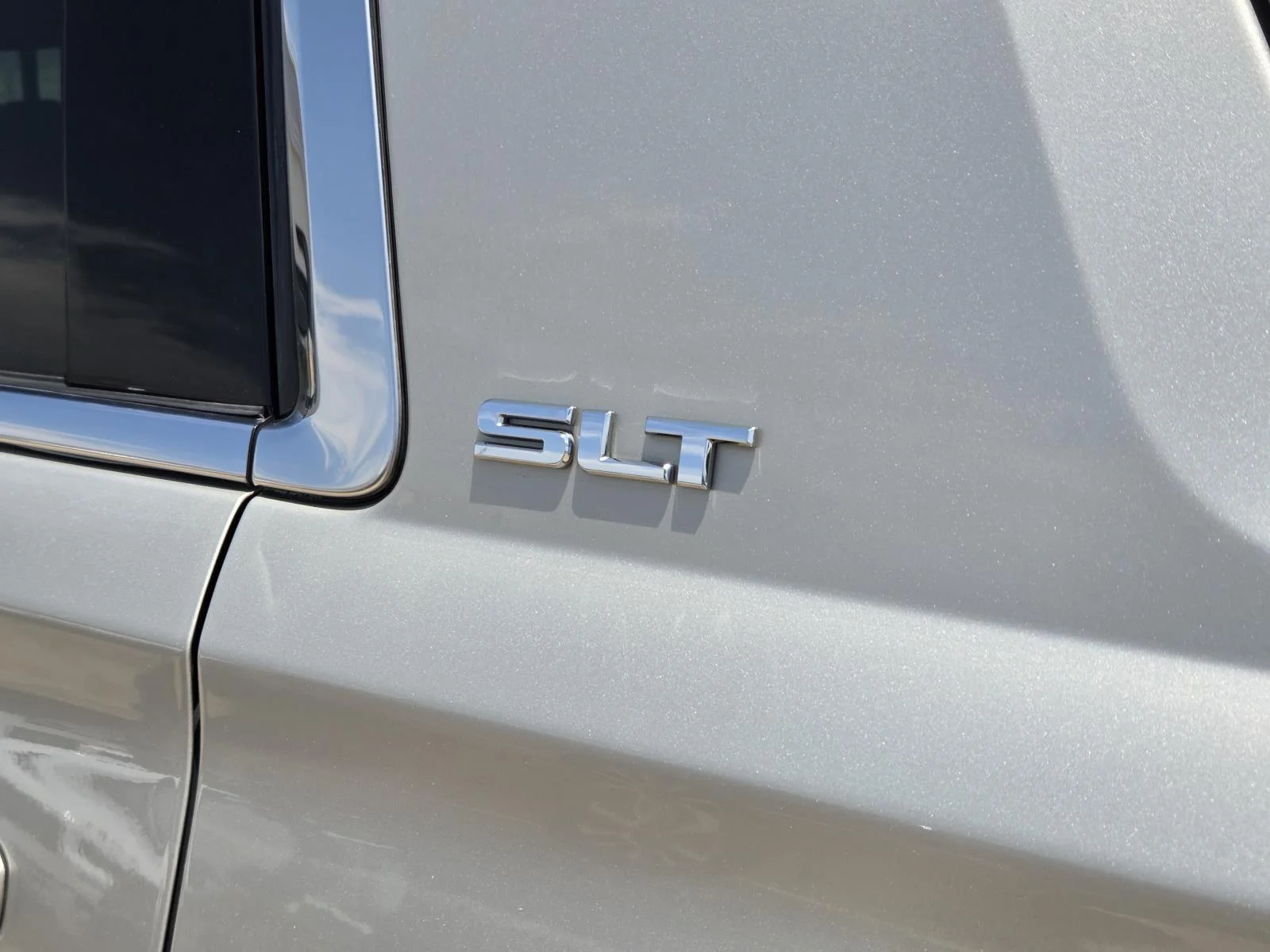 Used 2015 CHAMPAGNE SILVER METALLIC GMC SLT image 13