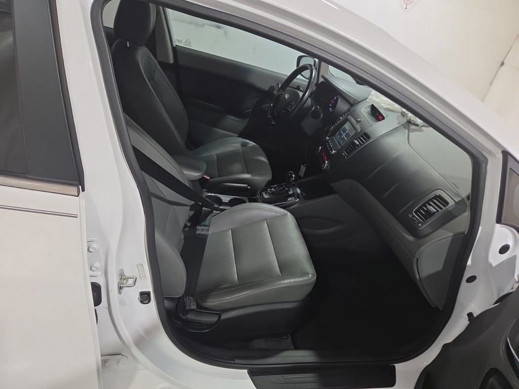 Used 2017 White Kia EX image 14