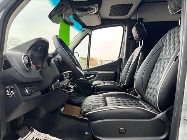 New 2026 Iridium Silver Mercedes-Benz Discovery Touring image 15