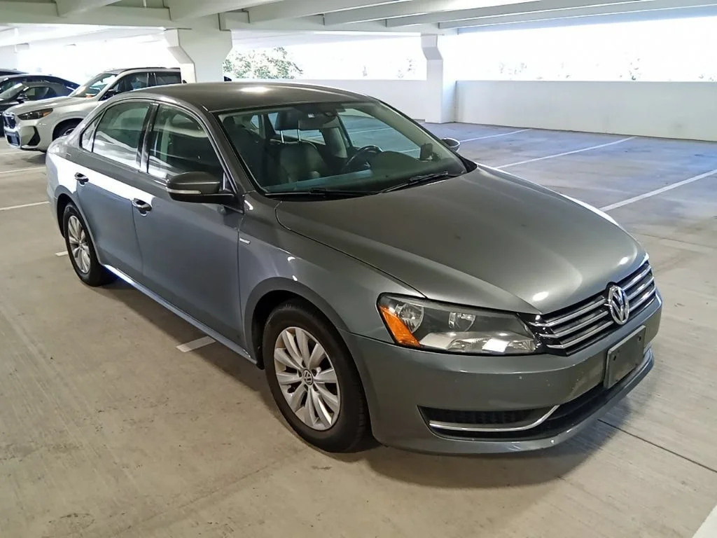 Used 2014 Platinum Gray Metallic Volkswagen 2.5L Wolfsburg Edition image 3