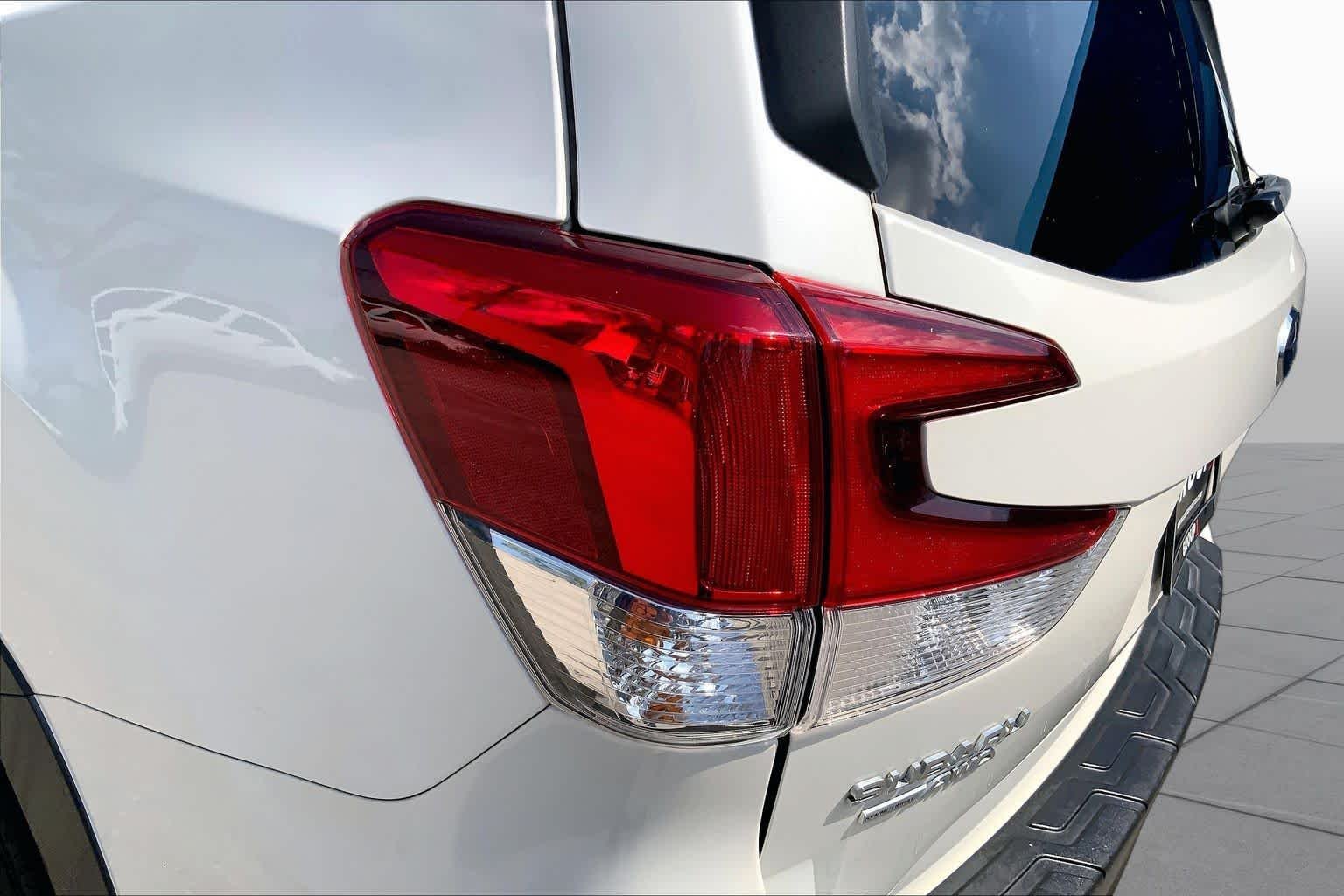 Used 2021 Crystal White Pearl Subaru Limited image 29