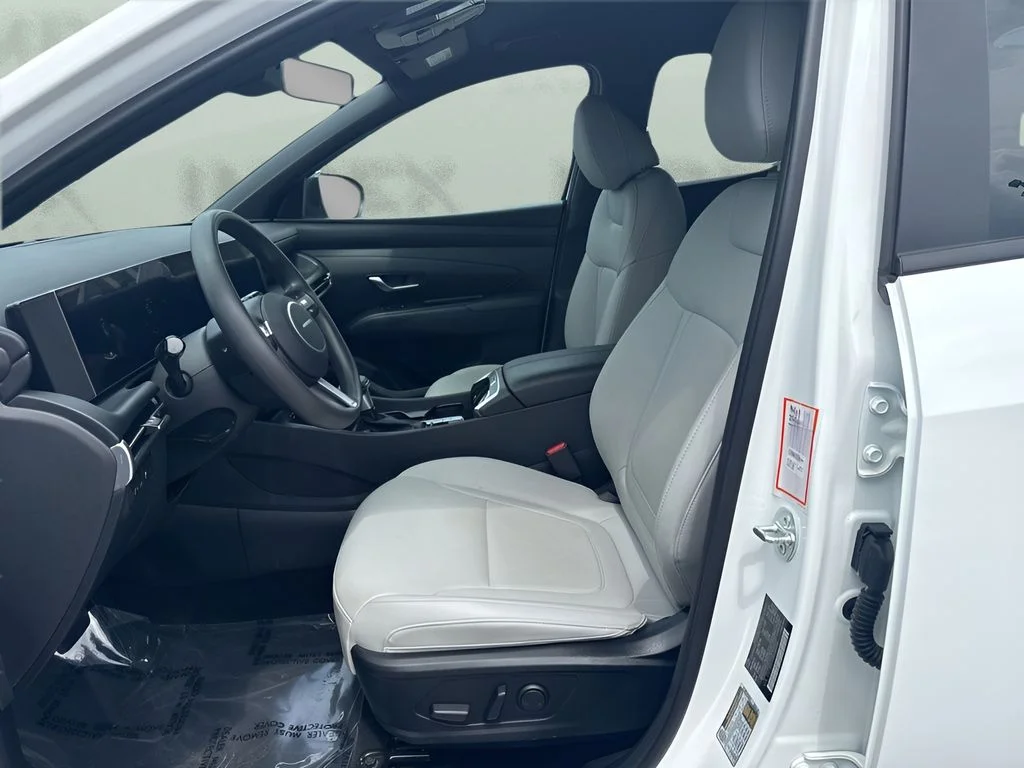 Used 2025 White Hyundai SEL image 9