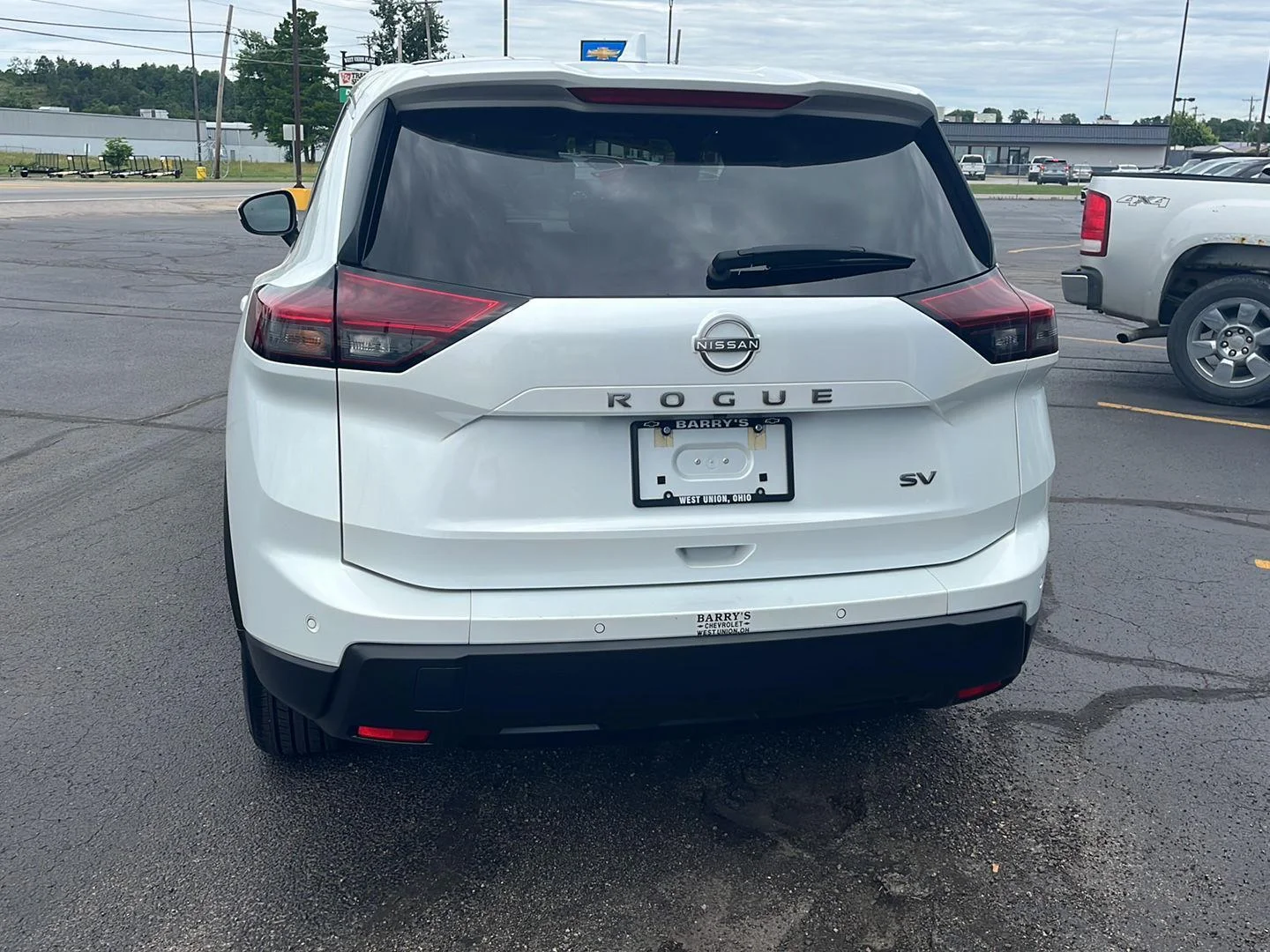 Used 2024 Everest White Pearl Nissan SV image 4