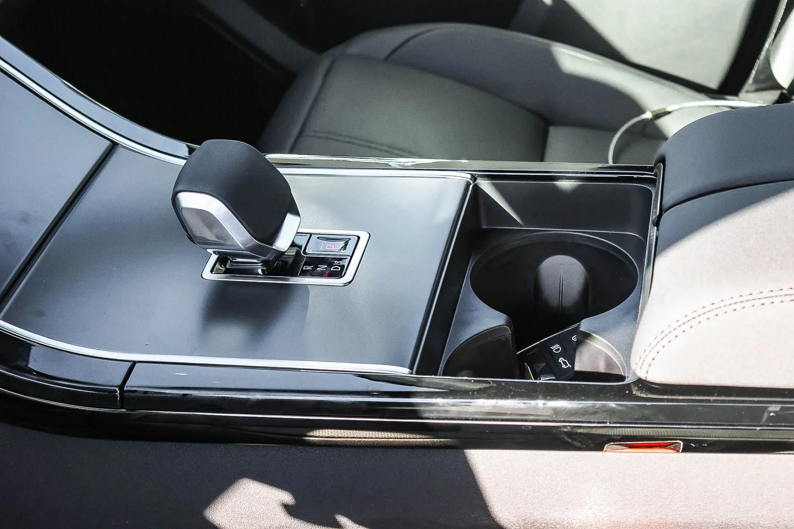 New 2026 Fuji White Land Rover S image 28