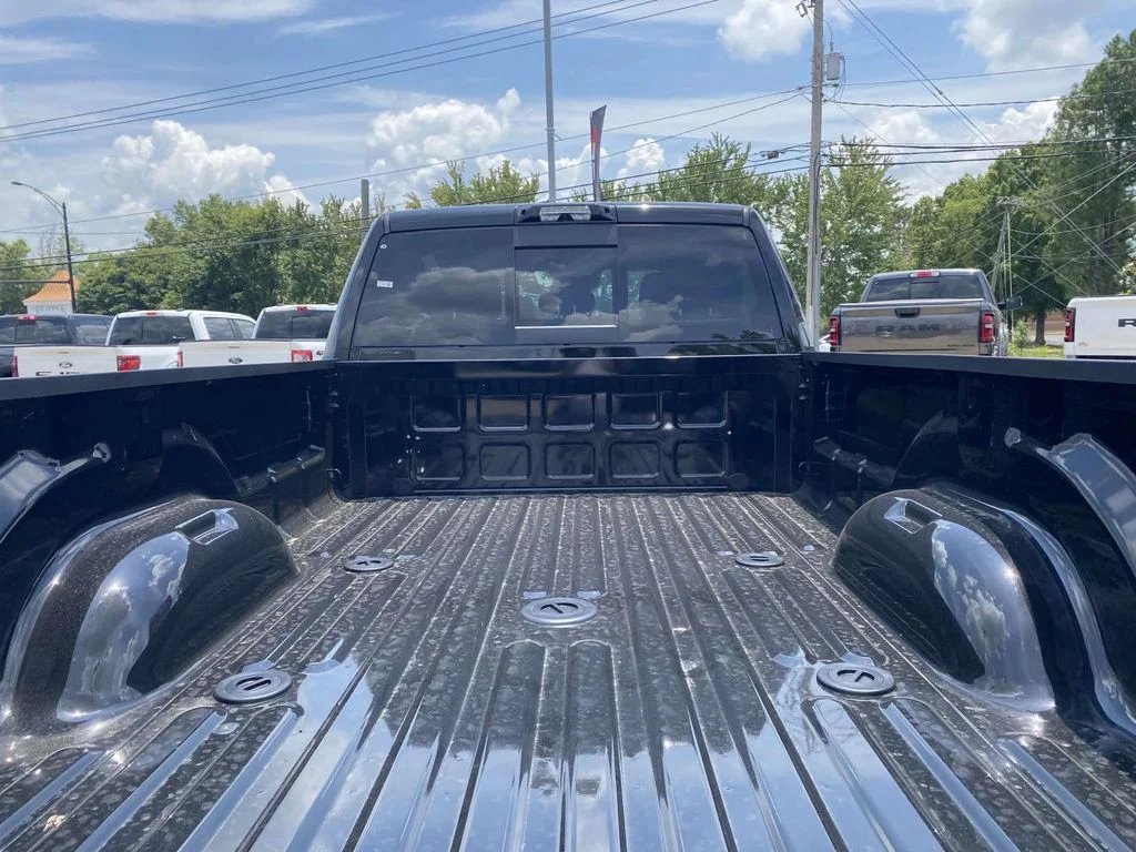 New 2026 Diamond Black Crystal Pearl-Coat Exterior Paint RAM Tradesman image 9
