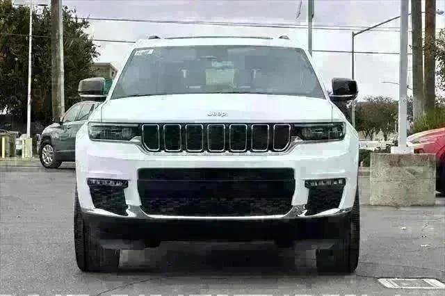 New 2025 Bright White Clear-Coat Exterior Paint Jeep Limited image 9
