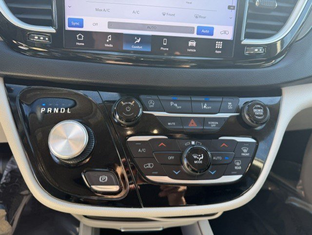 Used 2023 Brilliant Black Crystal Pearlcoat Chrysler Touring L image 19