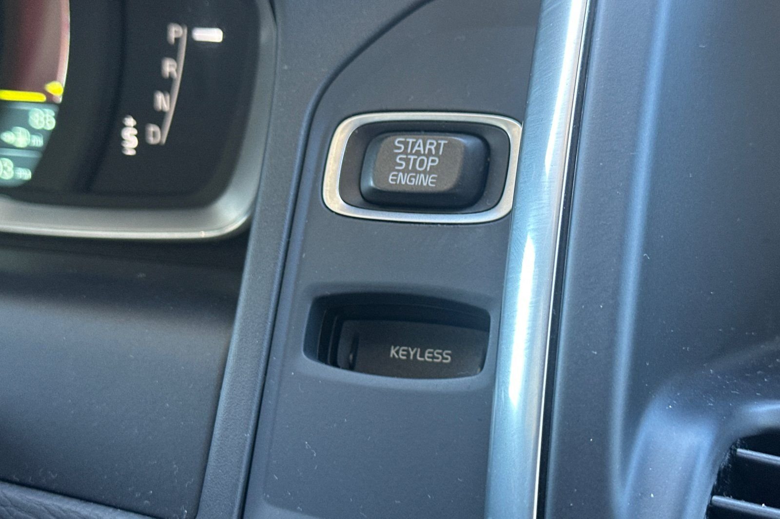 Used 2014  Volvo  image 23