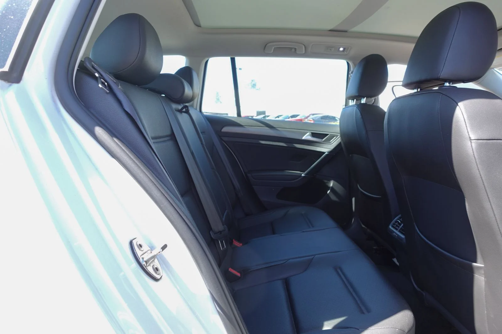 Used 2019 Pure White Volkswagen SE image 14
