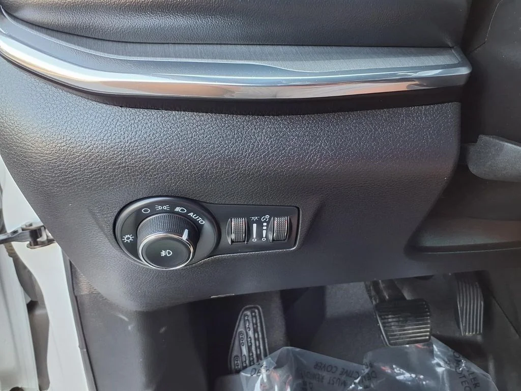 Used 2022 White Jeep High Altitude image 15