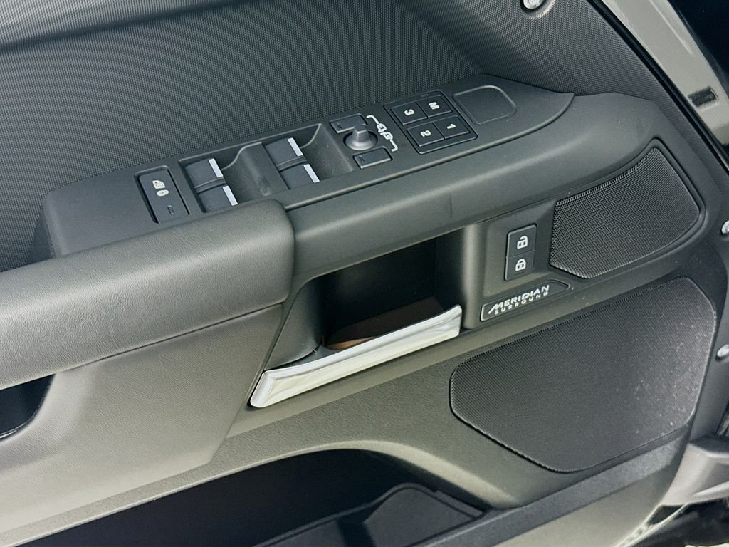New 2026 Santorini Black Land Rover X-Dynamic SE image 18