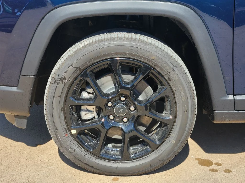 New 2026 Fathom Blue Pearl Coat Jeep Latitude image 7