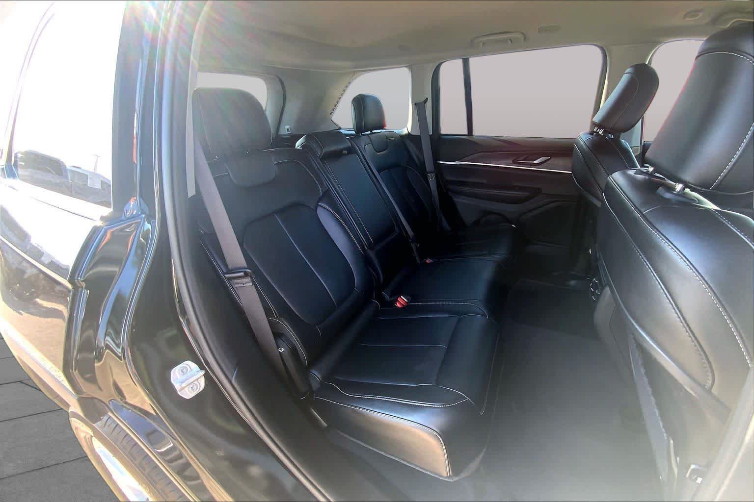 Used 2023 Diamond Black Crystal Pearlcoat Jeep Limited image 20