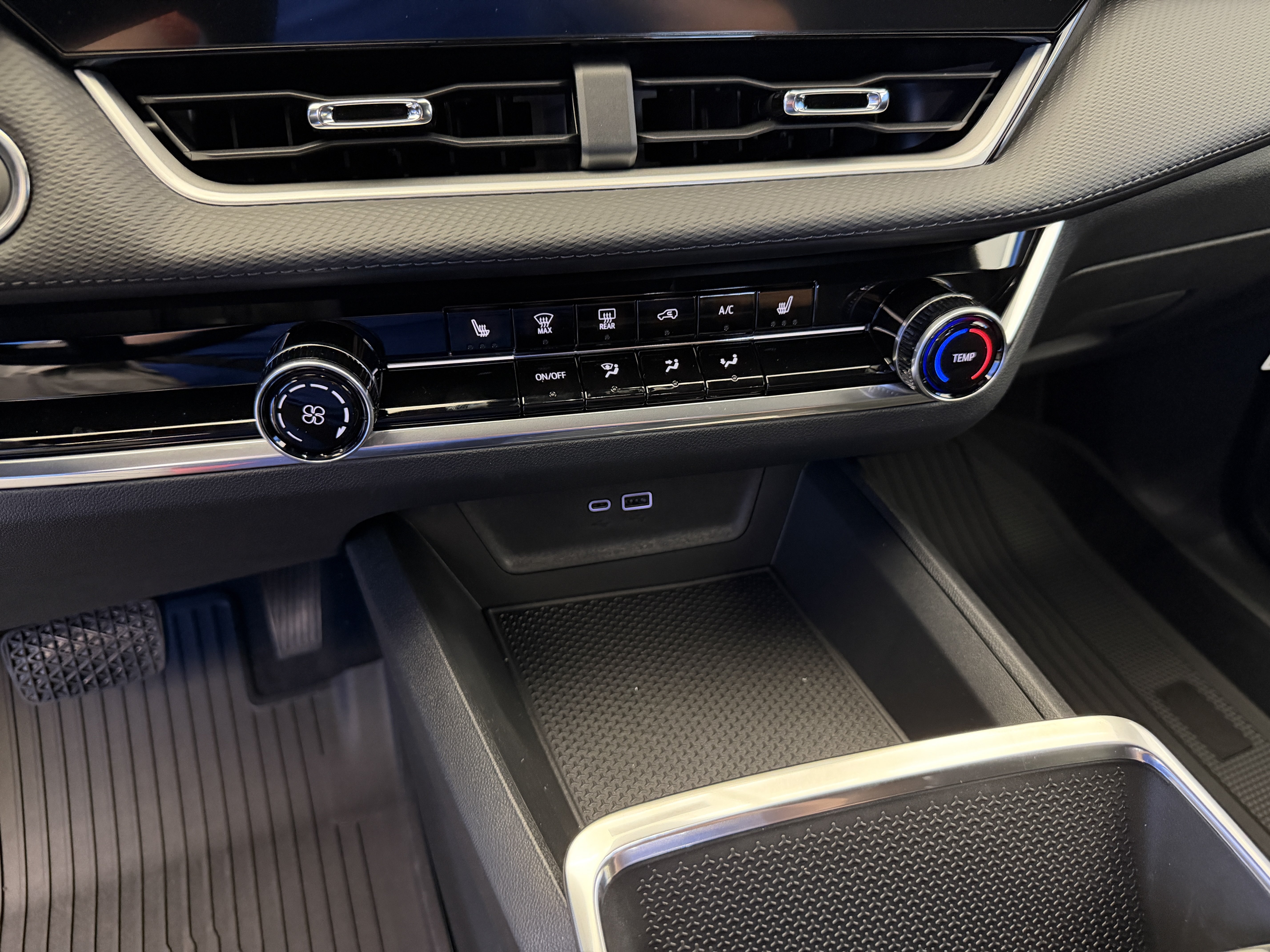 2027 Chevrolet Equinox LT - Photo 21