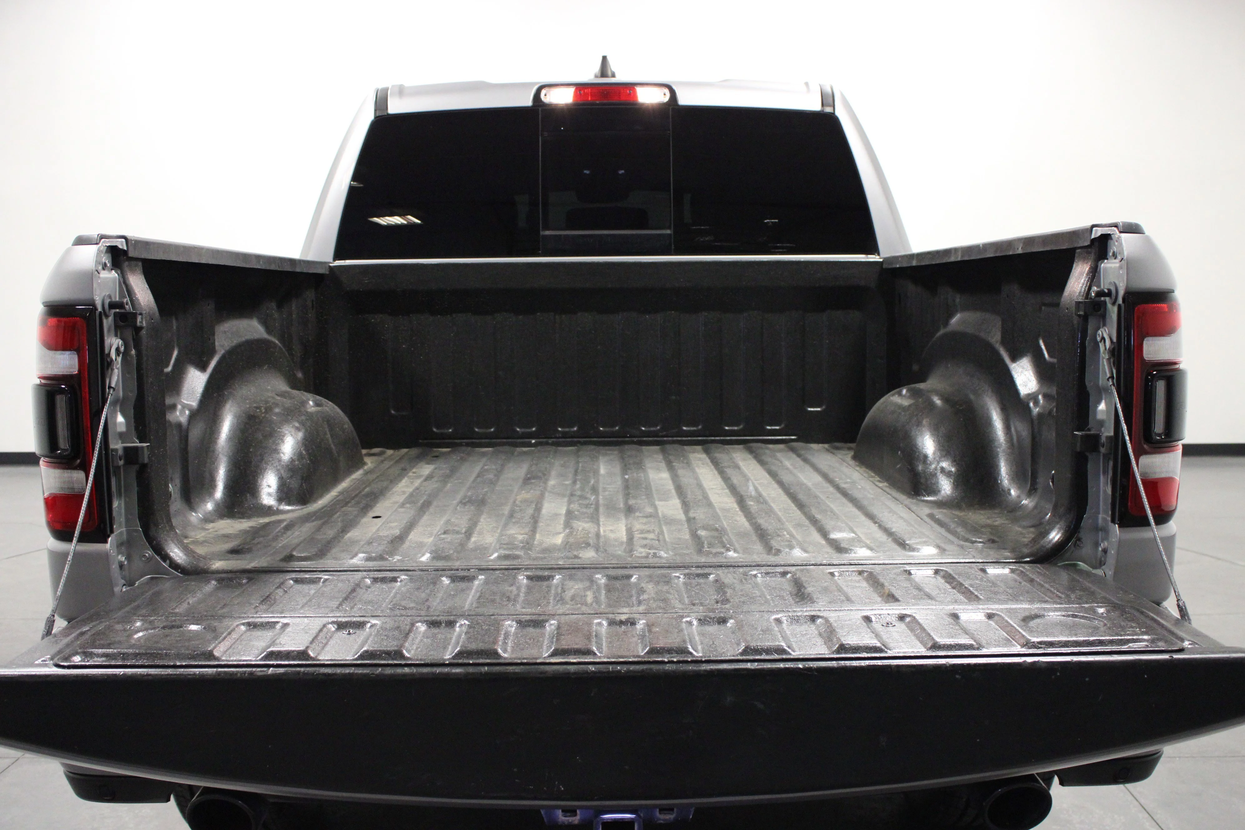 Used 2022 Billet Silver Metallic Clearcoat Ram Laramie image 14