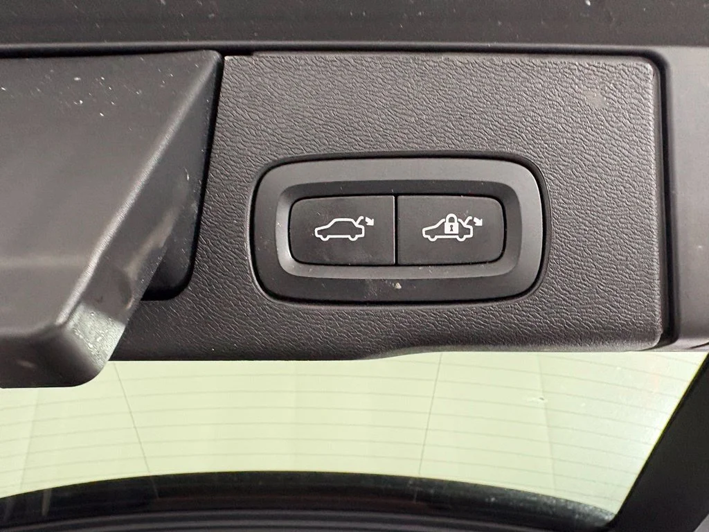 Used 2021 Blue Volvo T5 Momentum image 19