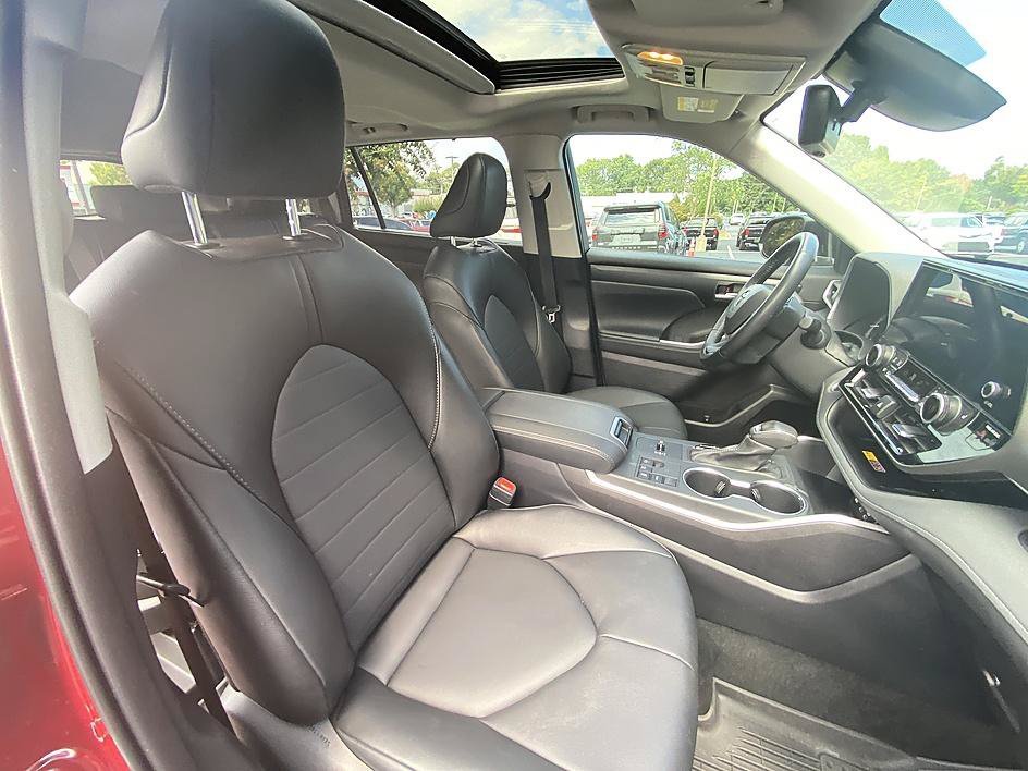 Used 2025 Ruby Flare Pearl Toyota XLE image 24