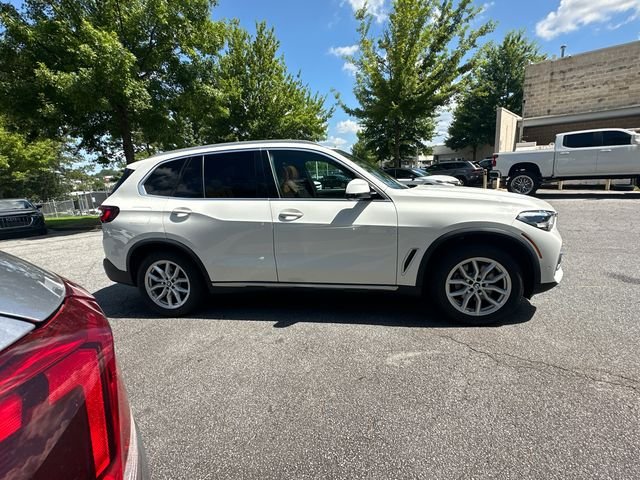 Used 2021 White BMW xDrive40i image 4