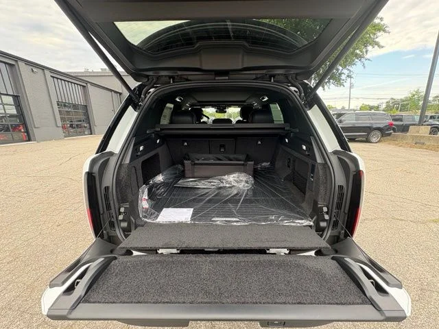 New 2026 Fuji White Land Rover SE image 44
