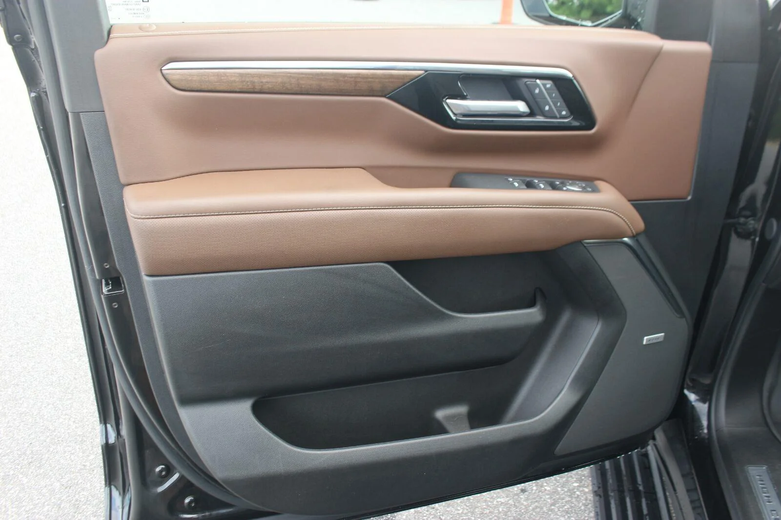 Used 2025 Black Chevrolet High Country image 13