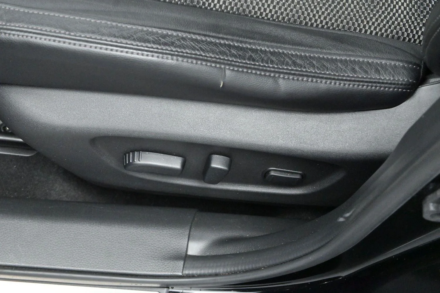 Used 2020 Magnetic Black Pearl Nissan SV image 15
