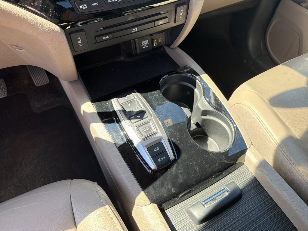 Used 2017 White Diamond Pearl Honda Touring image 13