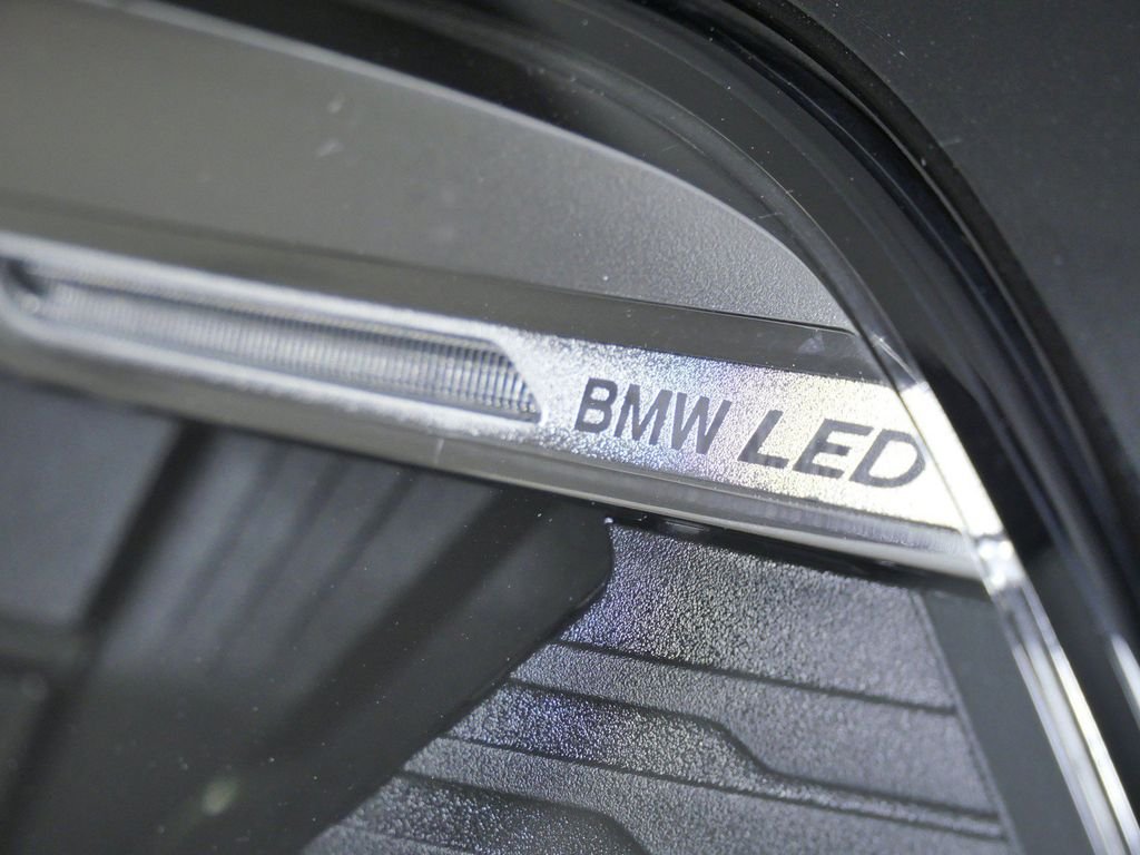 Used 2022 Black Sapphire Metallic BMW xDrive40i image 5