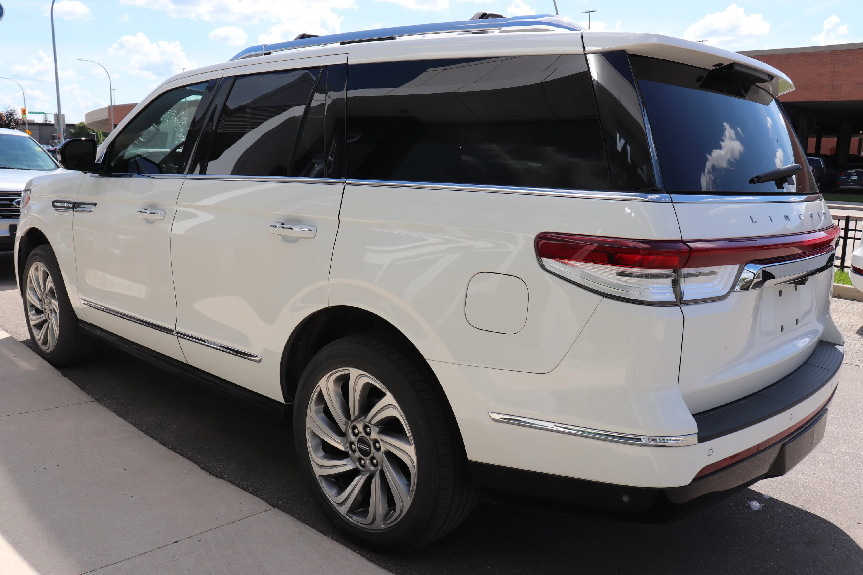 Used 2022 White Lincoln Reserve image 4