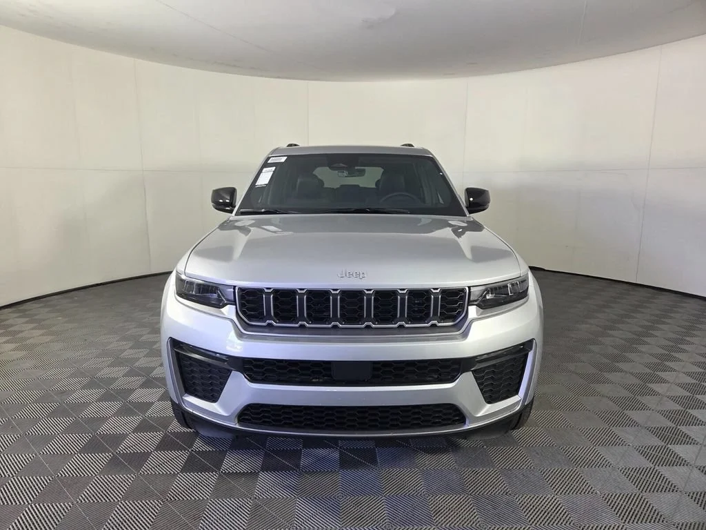 New 2026 Silver Zynith Exterior Paint Jeep Limited image 3