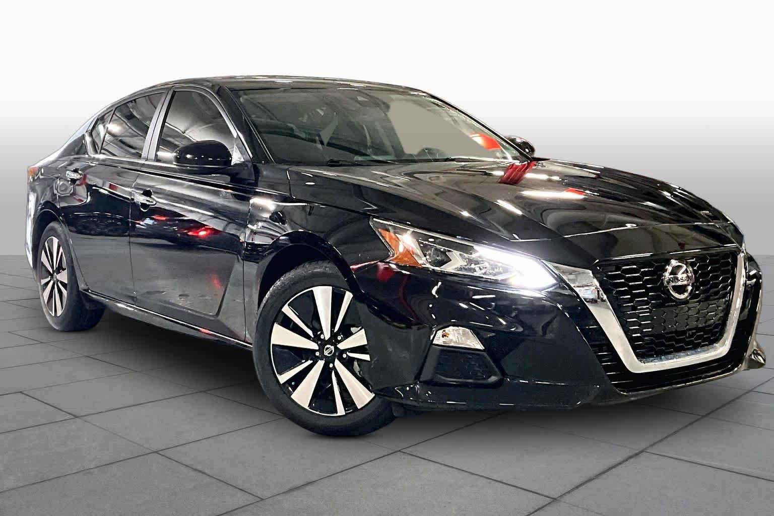 Used 2021 Super Black Nissan 2.5 SV image 3