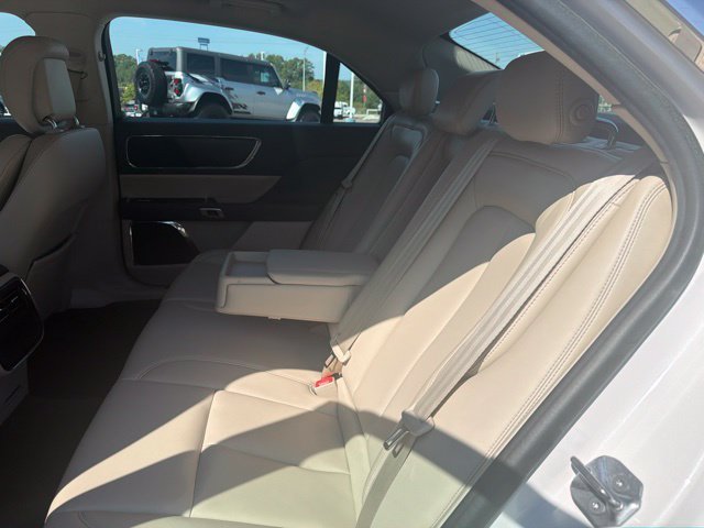 Used 2017 White Lincoln Premiere image 9
