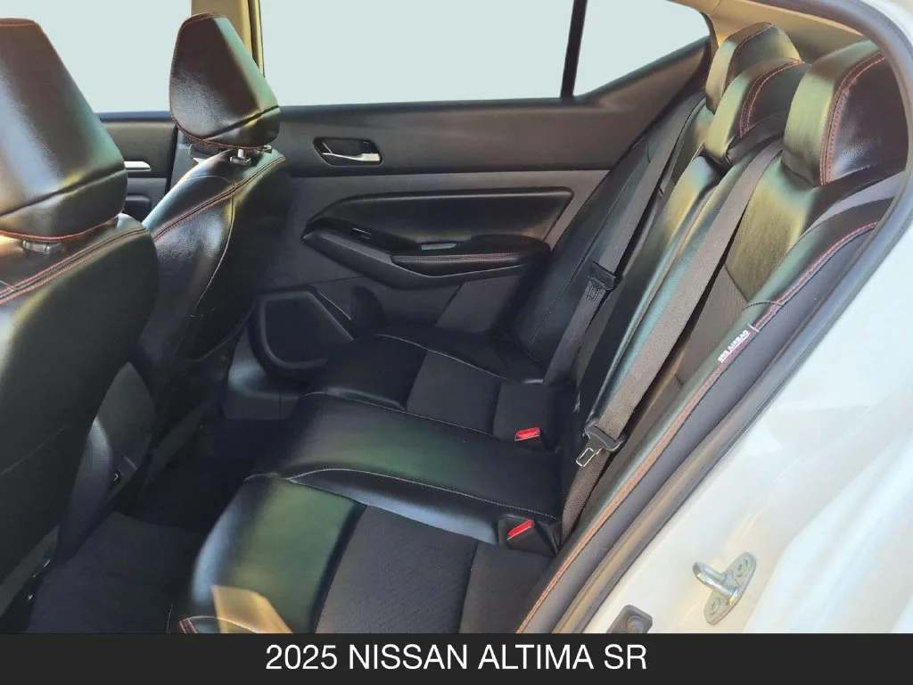 Used 2025 White Nissan 2.5 SR image 16