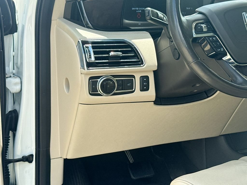 Used 2020 White Lincoln Reserve image 17