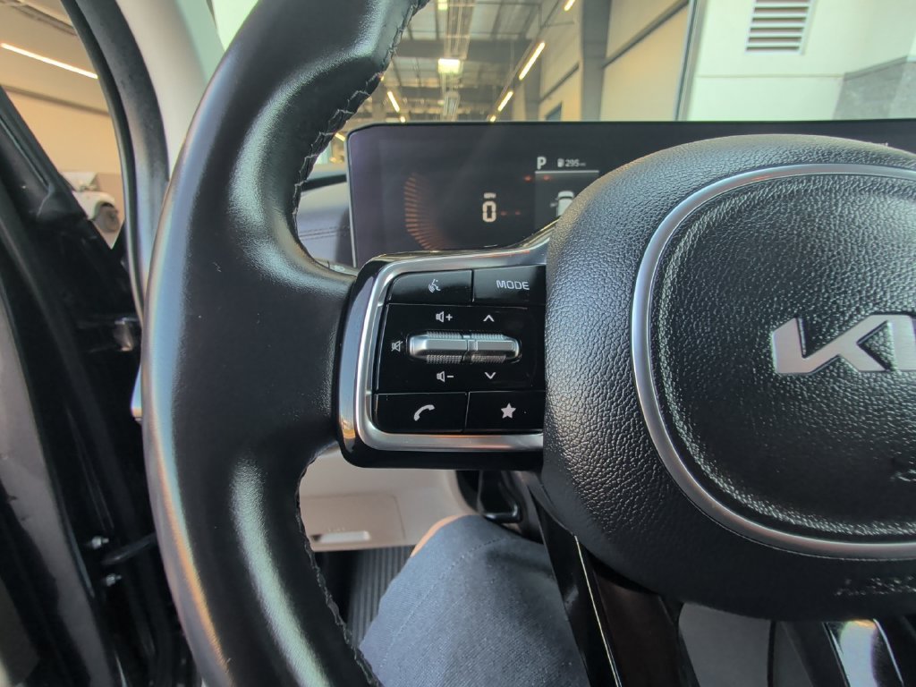 Certified Used 2025 Gray Kia LXS image 25