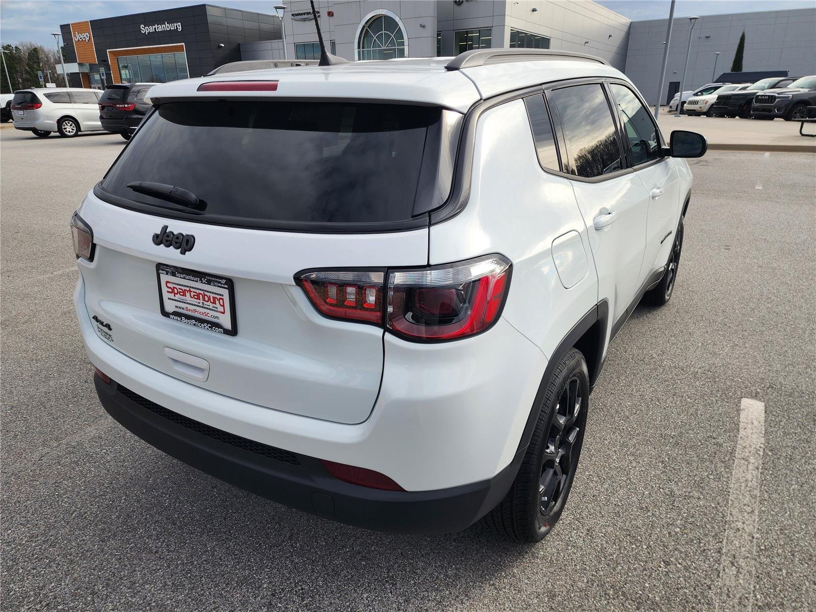 New 2026 Bright White Clearcoat Jeep Latitude Altitude image 6
