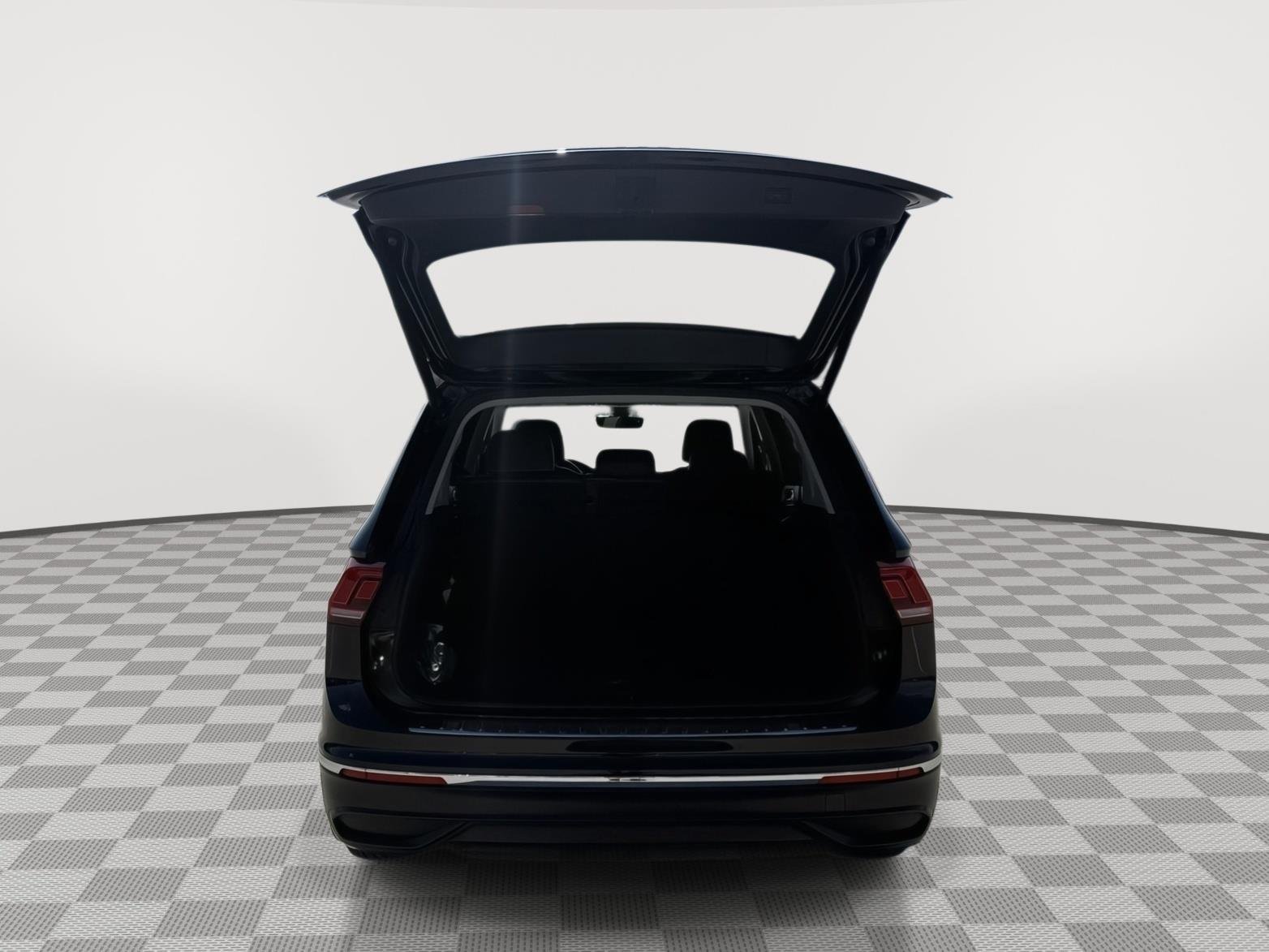 Used 2022 Deep Black Pearl Volkswagen SE image 17