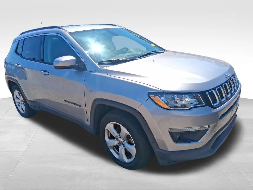 Used 2019 Silver Jeep Latitude image 14