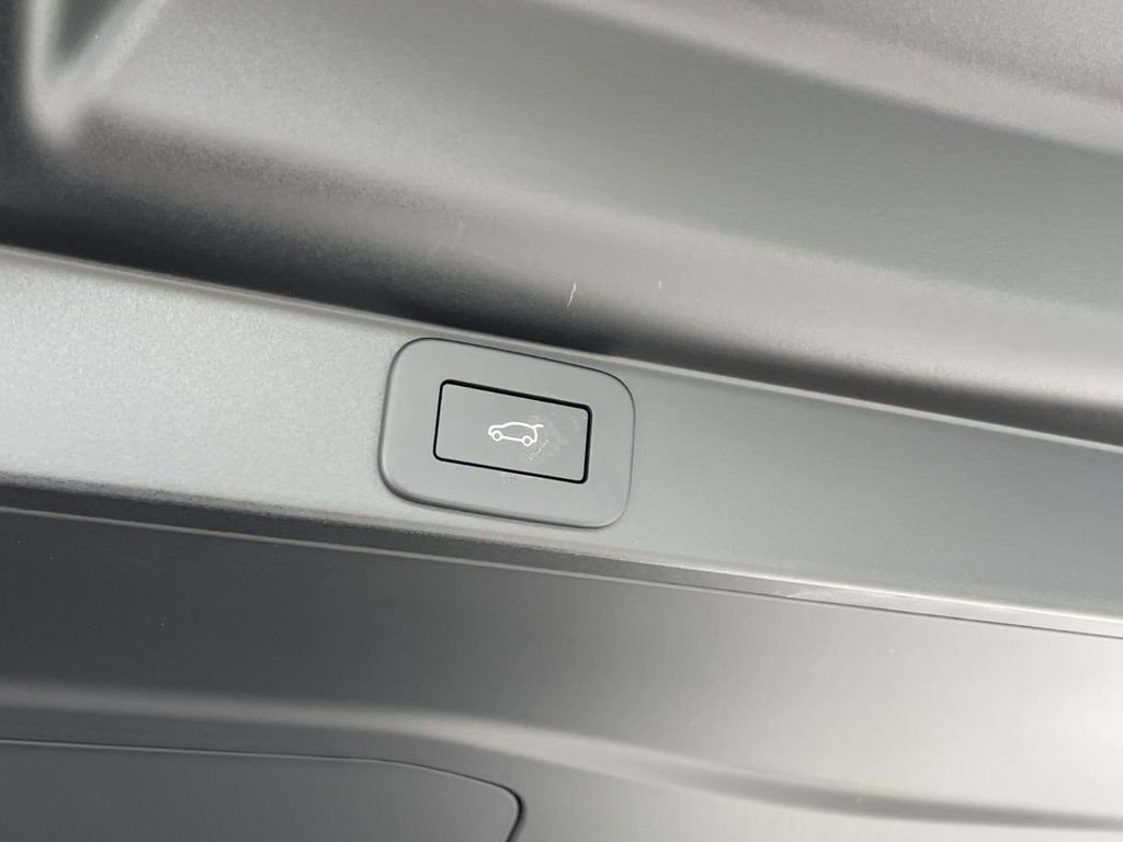 New 2026 Fuji White Land Rover SE image 18