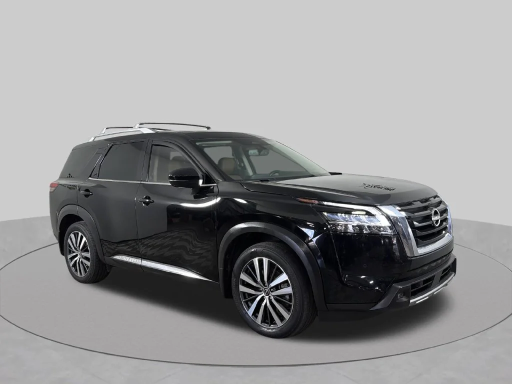 Used 2022 Black Nissan Platinum image 16