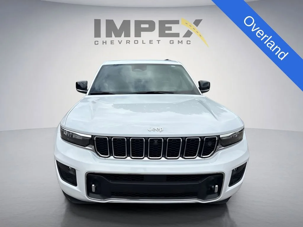 Used 2025  Jeep Overland image 8