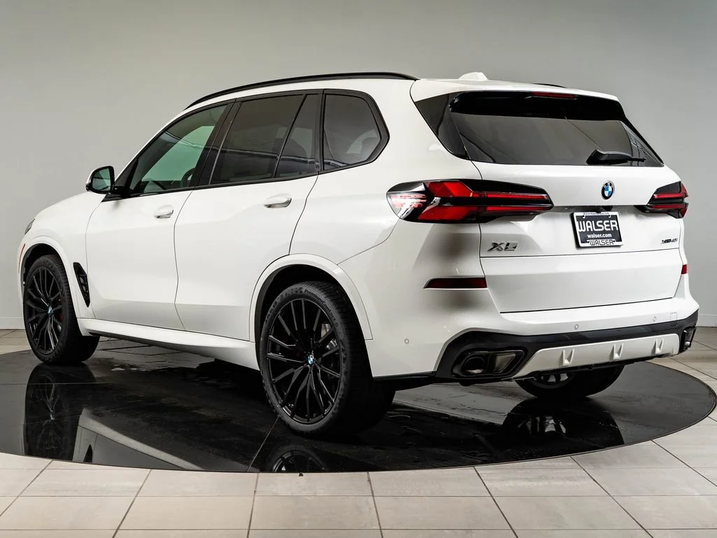 New 2026 Alpine White BMW xDrive40i image 6