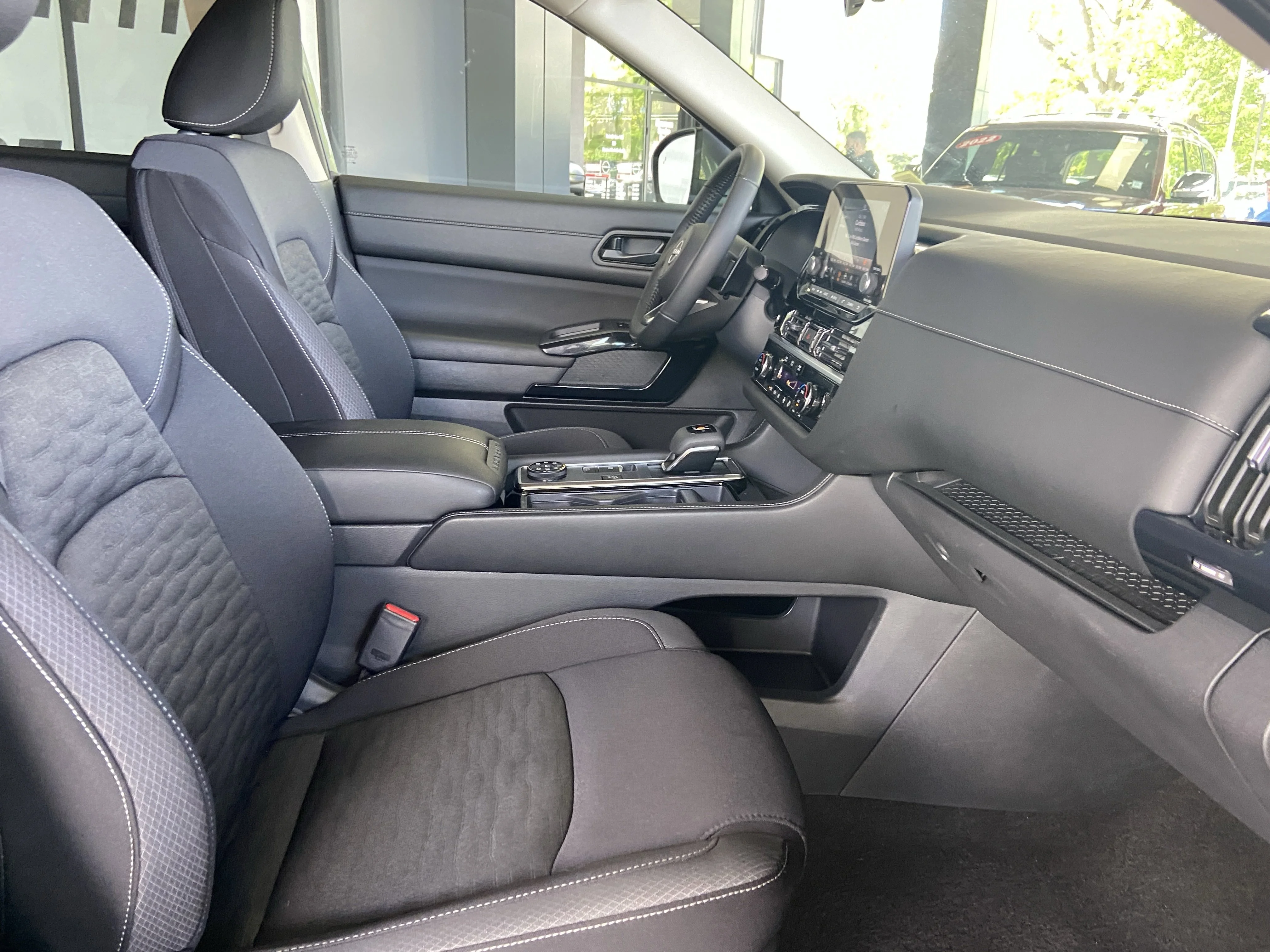 2025 Nissan Pathfinder SV - Photo 27