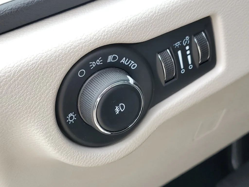 Used 2024 Silver Chrysler Touring L image 10