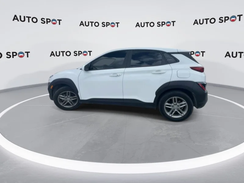 Used 2022 White Hyundai SE image 6