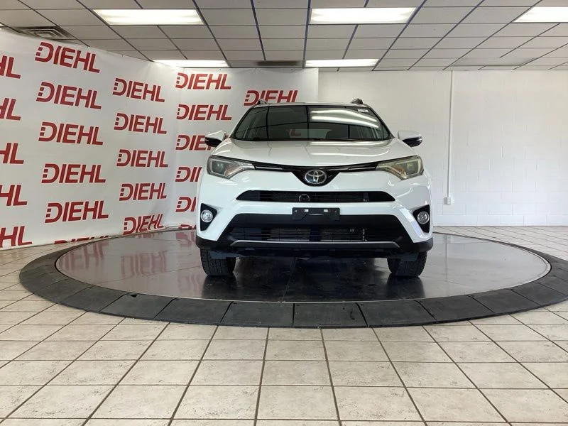 Used 2018 White Toyota XLE image 2