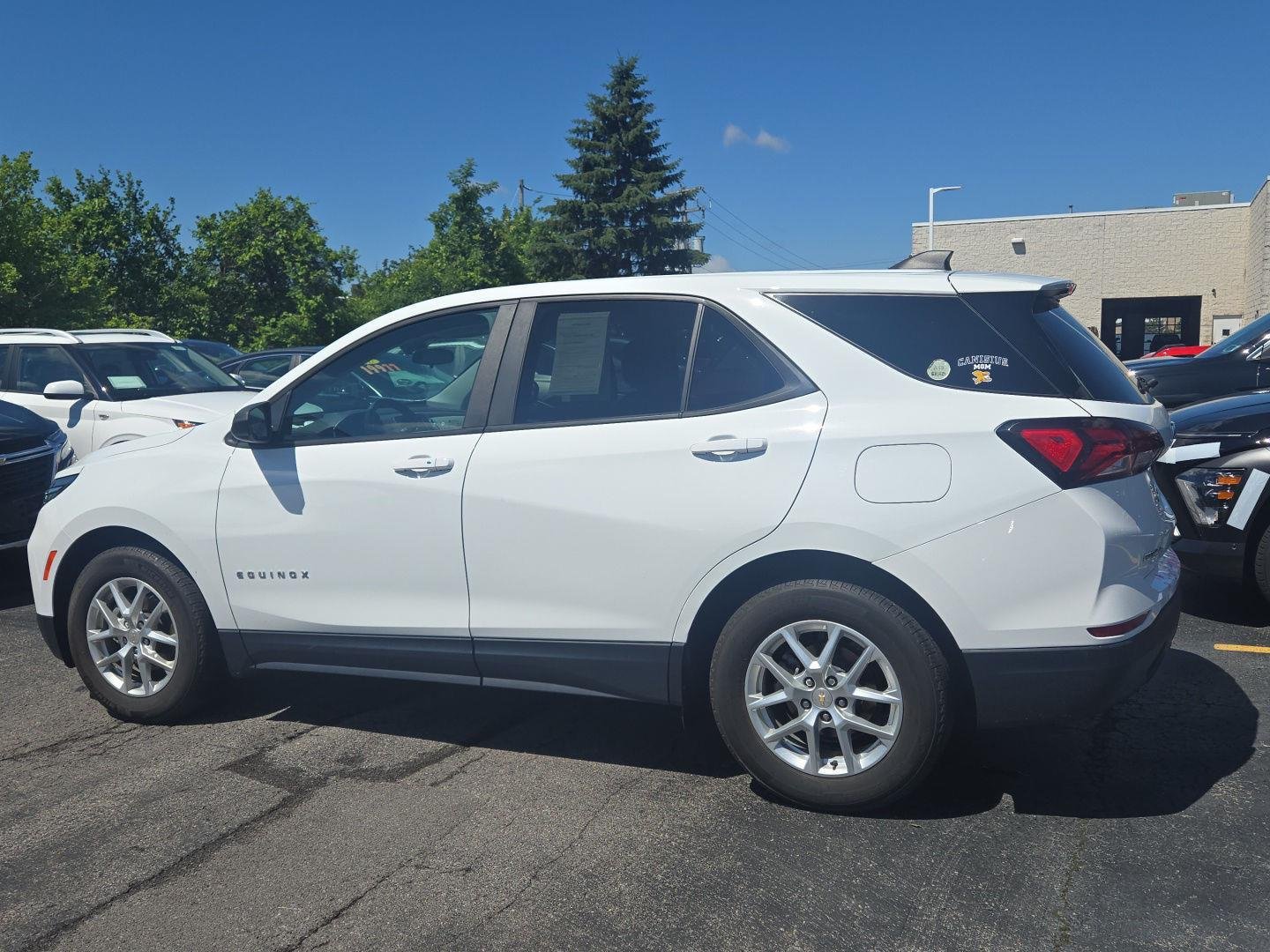 Used 2022 Summit White Chevrolet LS image 4