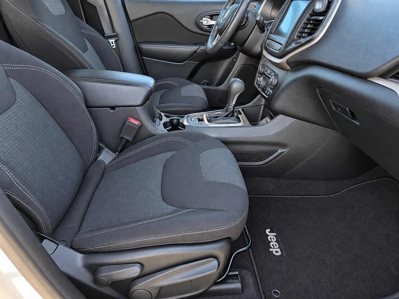 Used 2016 Bright White Jeep Latitude FWD image 32